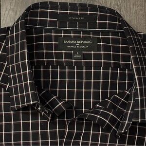 Banana Republic Untucked Fit Wrinkle Resistant Men’s Black Plaid Button Down